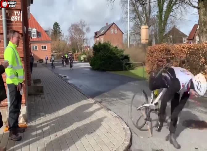 Video :A biker in Denmark foolishly smashes his face
